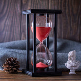 BELLAWARE hourglass with red sand in a wooden frame for focused work.