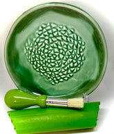 BonCera ceramic grater plate front view – quick garlic shredding on a non-reactive surface.