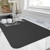 HotLive dish drying mat absorption close-up showing fast water pickup and stain concealment.