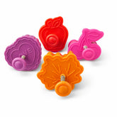Cortadores de masa Mrs. Anderson’s Baking en forma de manzana para bordes decorativos.