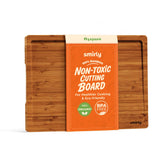 SMIRLY bamboo cutting board with non-slip feet for stable slicing.