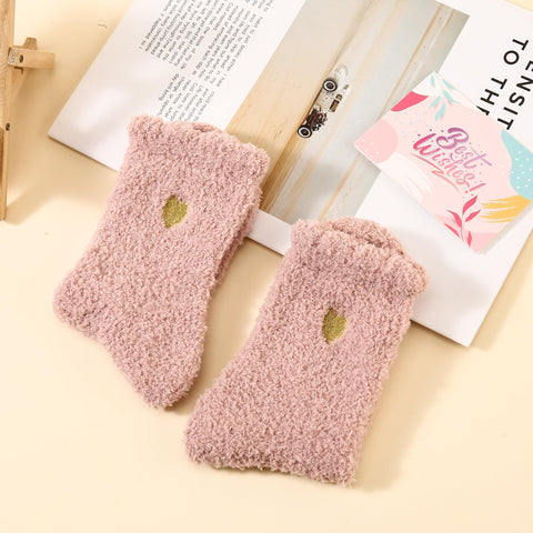 4MELLY socks non-slip grip close-up for safety and lounging