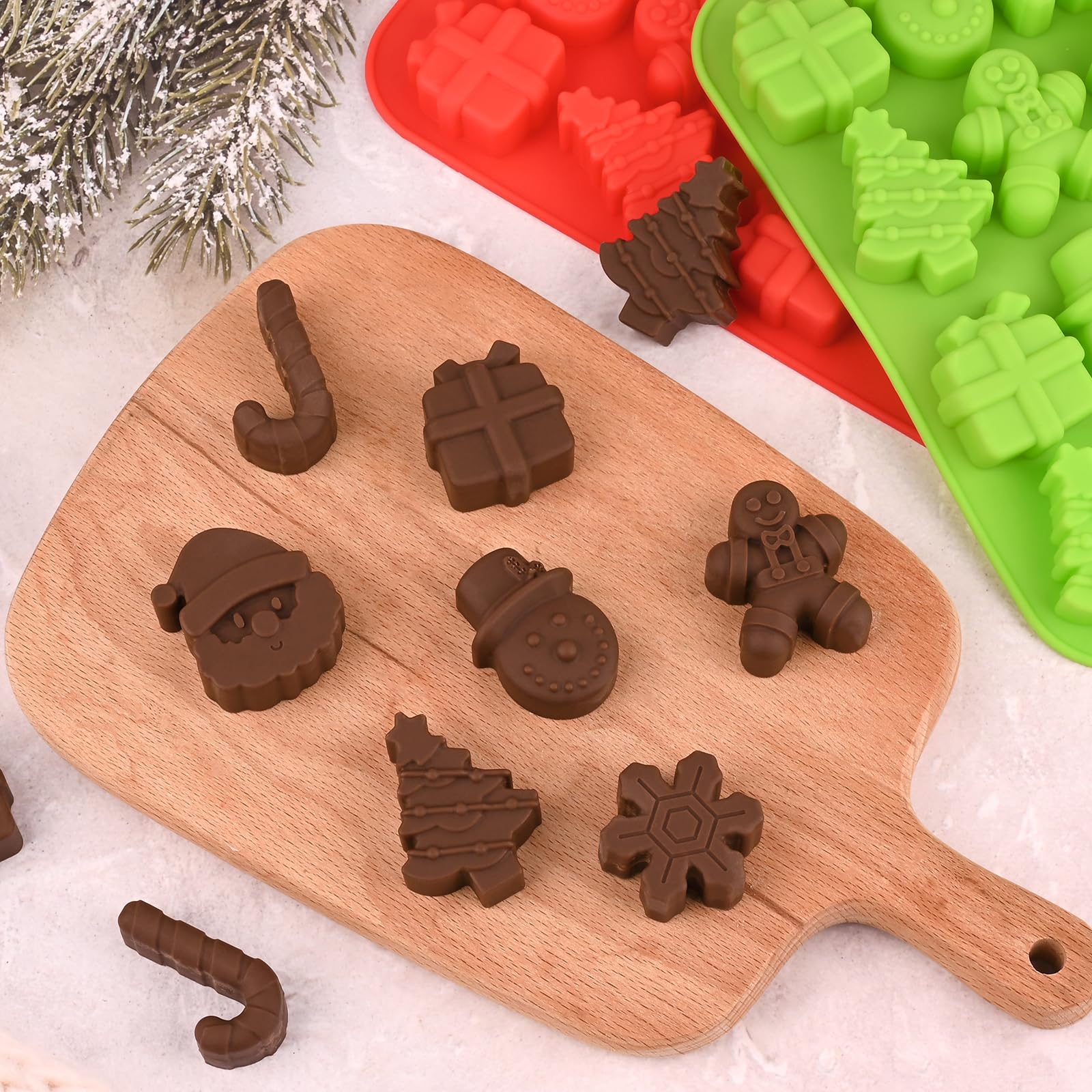 Actvty Candy-cane-gift mold makes decorative sweets and wax melts.