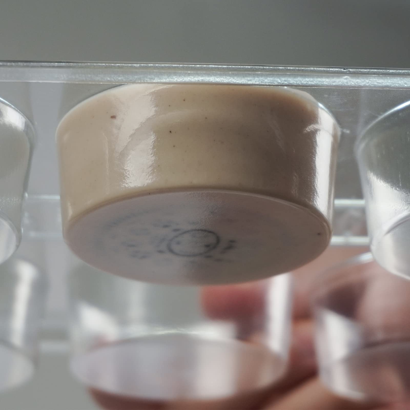 AIKEFOO mold creates chocolate cookies and candies with neat rims