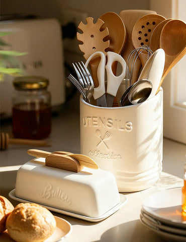 AISBUGUR butter dish with lid on base for airtight seal.
