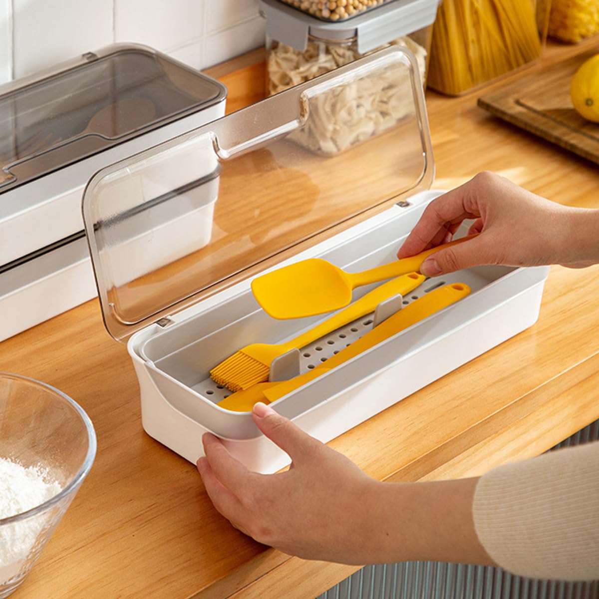 AIYoo flatware tray with drainer drains water, keeping utensils dry and ready