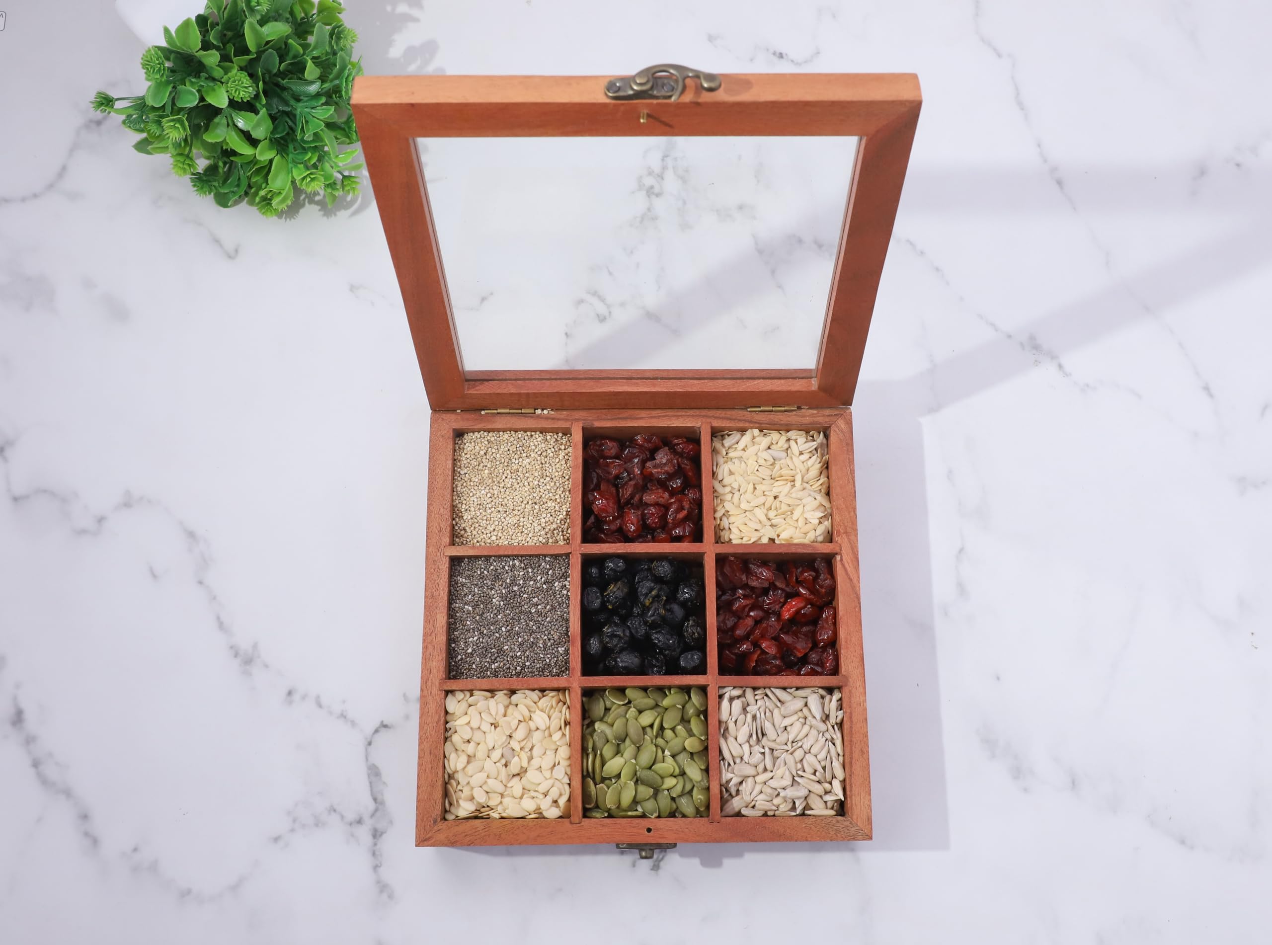 Ajuny open lid design allows easy spice selection while viewing contents.
