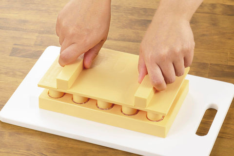 CH-2011 nigiri press action demonstrates quick, consistent rice forming.