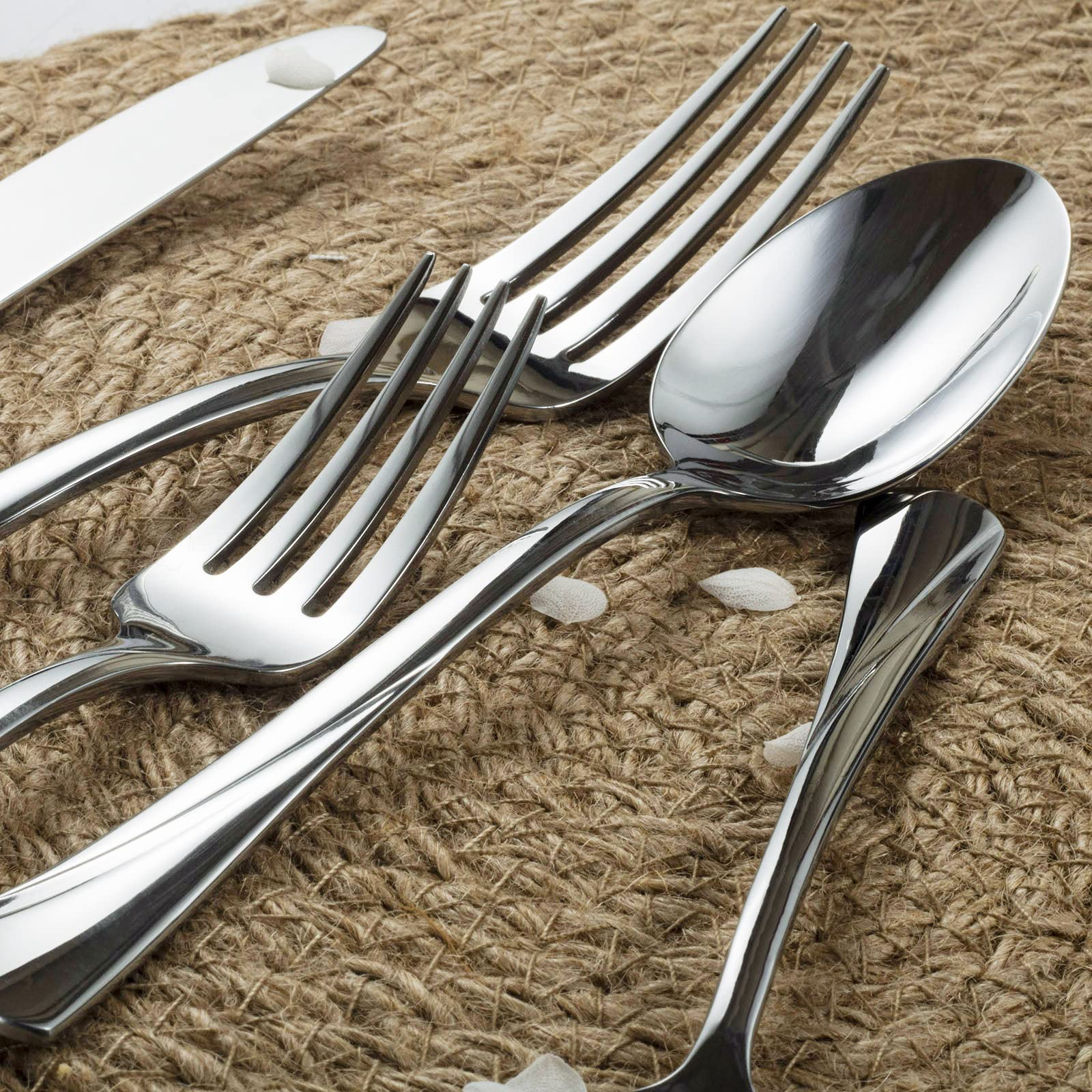 Alata Alice dinner spoon with generous bowl and sleek handle.