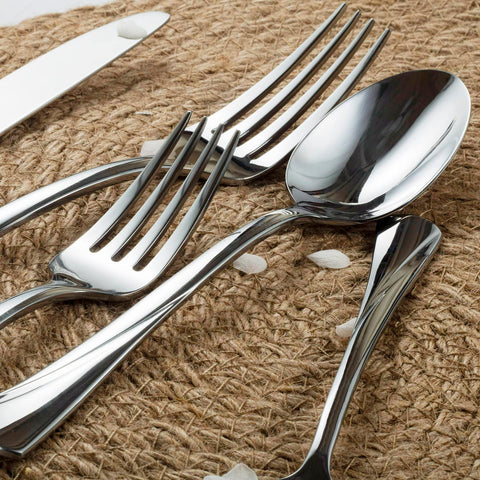 Alata Alice dinner spoon with generous bowl and sleek handle.