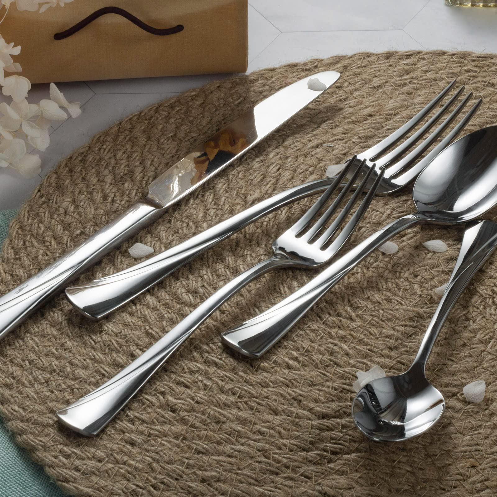 Alata Alice salad fork with balanced weight and stylish silhouette.