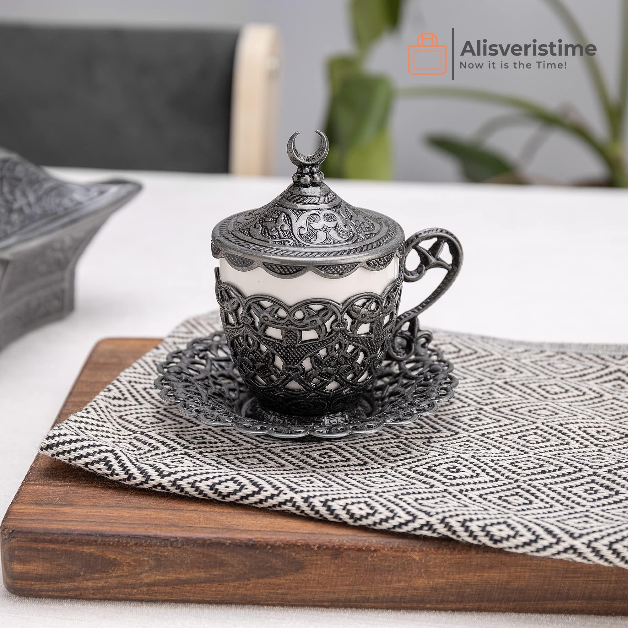 Alisveristime crescent-design coffee cup with saucer set.