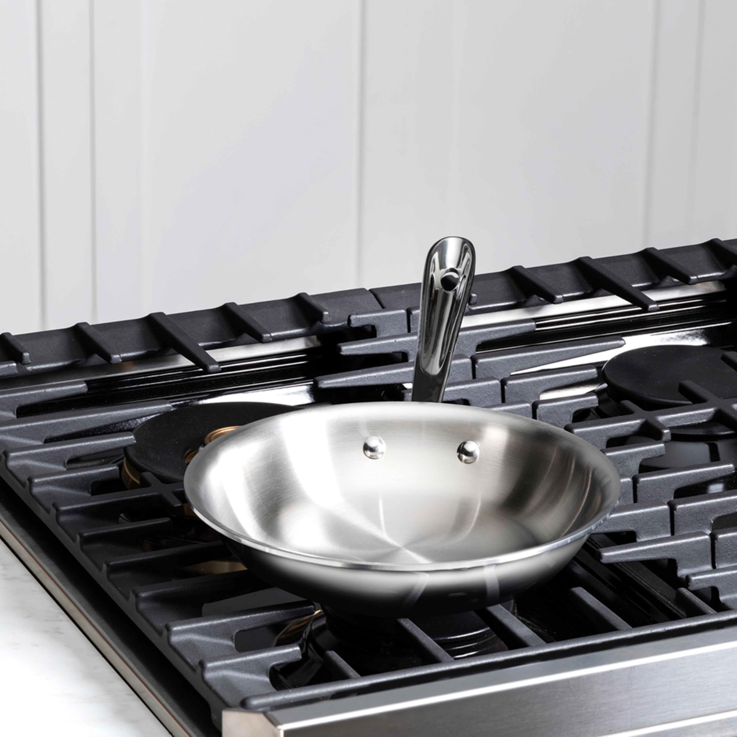 All-Clad D3 8-inch fry pan on induction cooktop demonstrates even heating