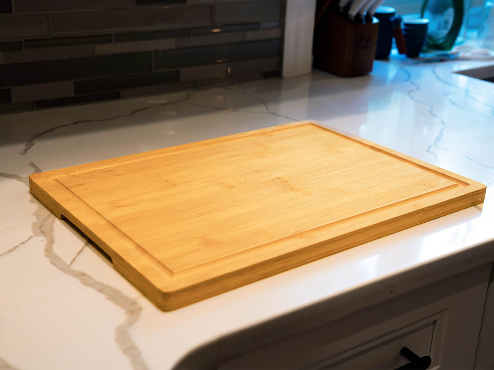 Allsum bamboo board features inner handle for easy transport.