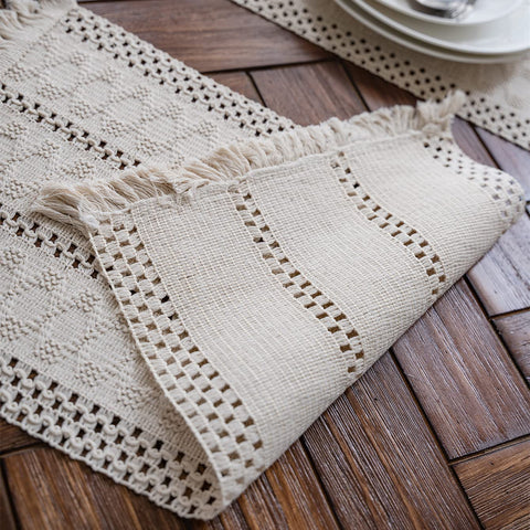 Alynsehom wedding decor in cream beige elevates table styling for special occasions.