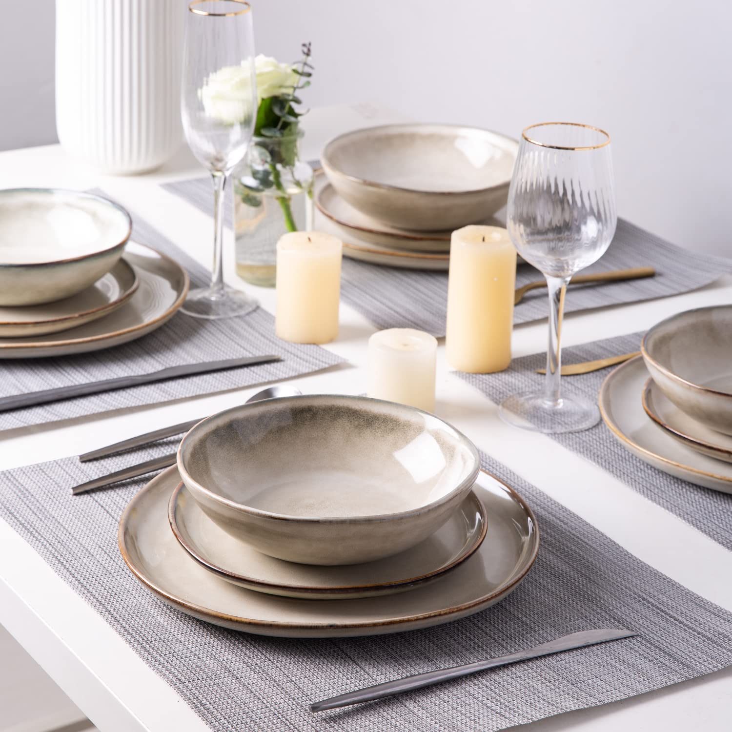 AmorArc plates with scratch-resistant glaze resist knife marks.