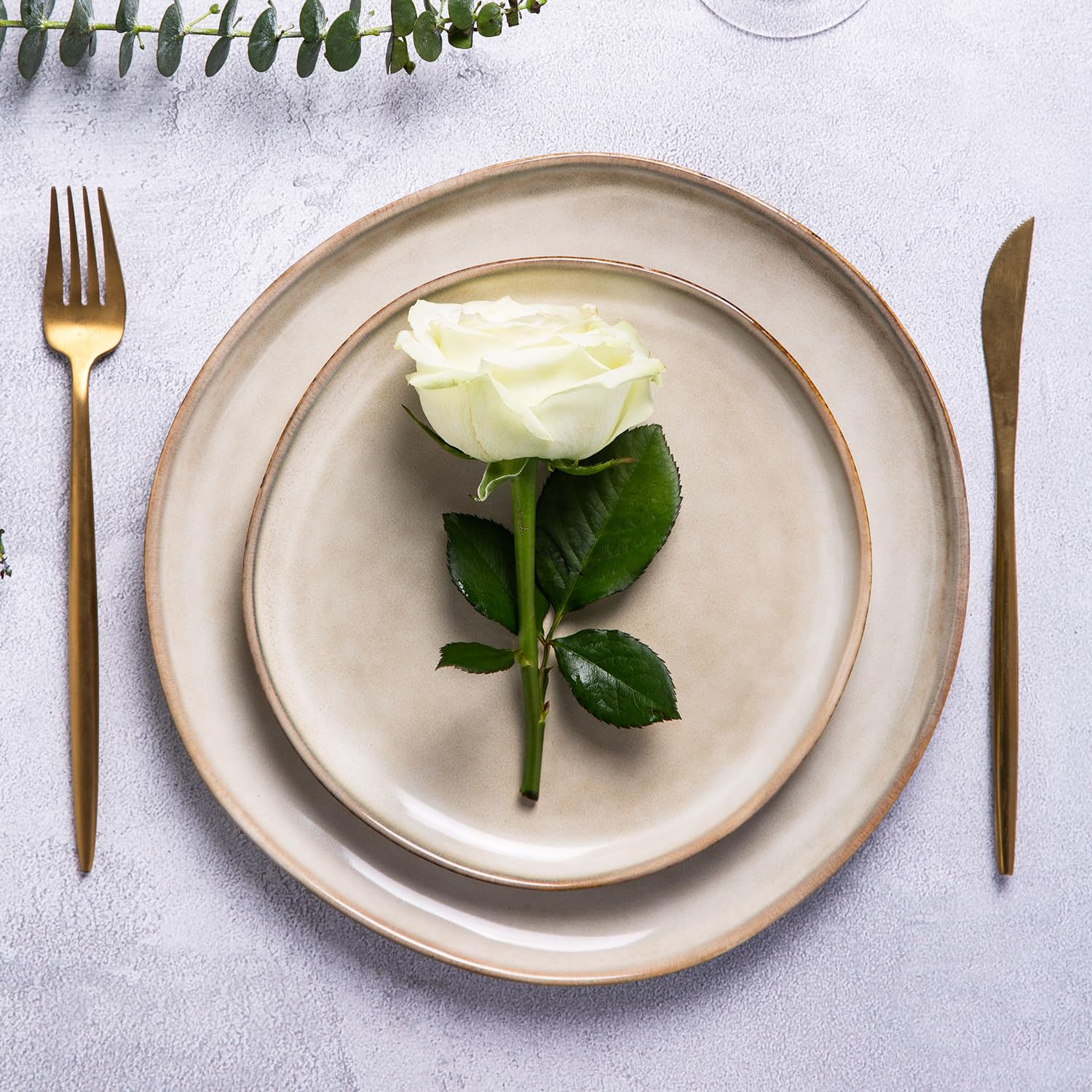 AmorArc table setting with clean lines and modern appeal.