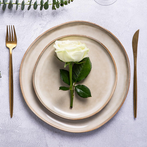 AmorArc table setting with clean lines and modern appeal.