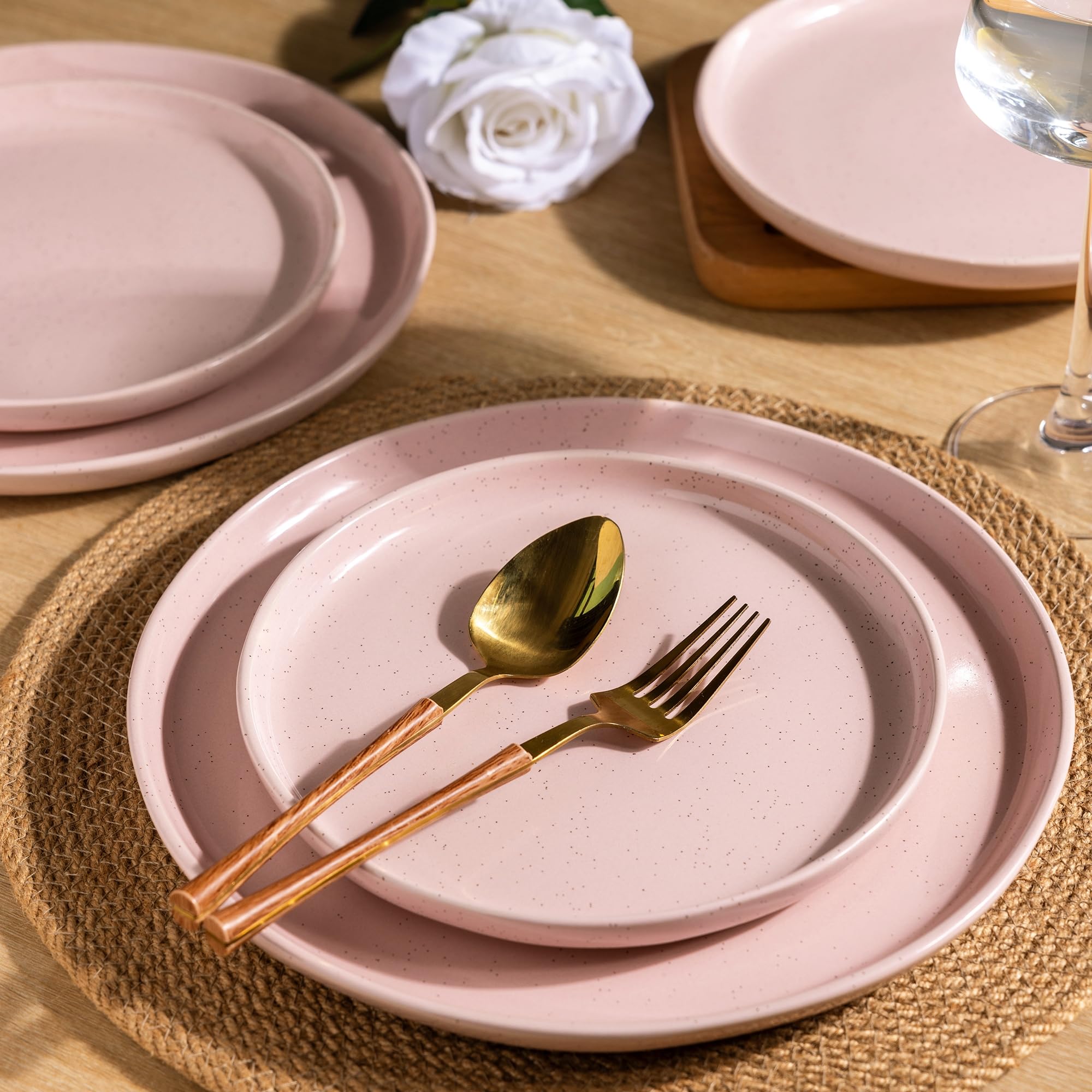 AmorArc scratch-resistant glaze protects during everyday dining.