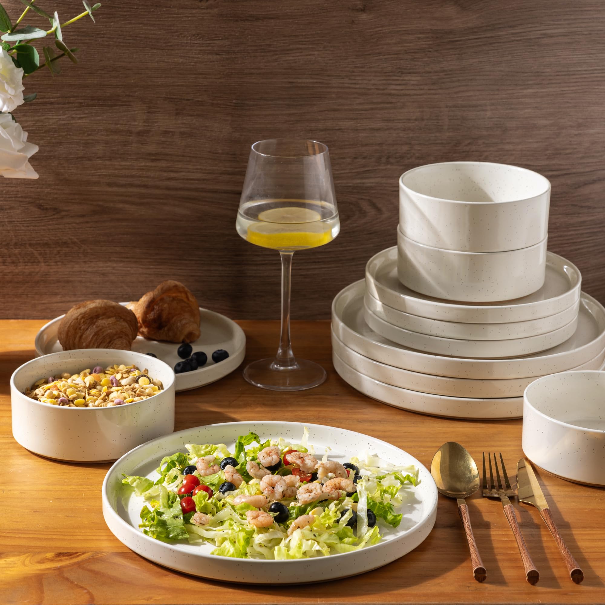 AmorArc 5.5-inch soup bowl with terracotta interior for cereals and soups.