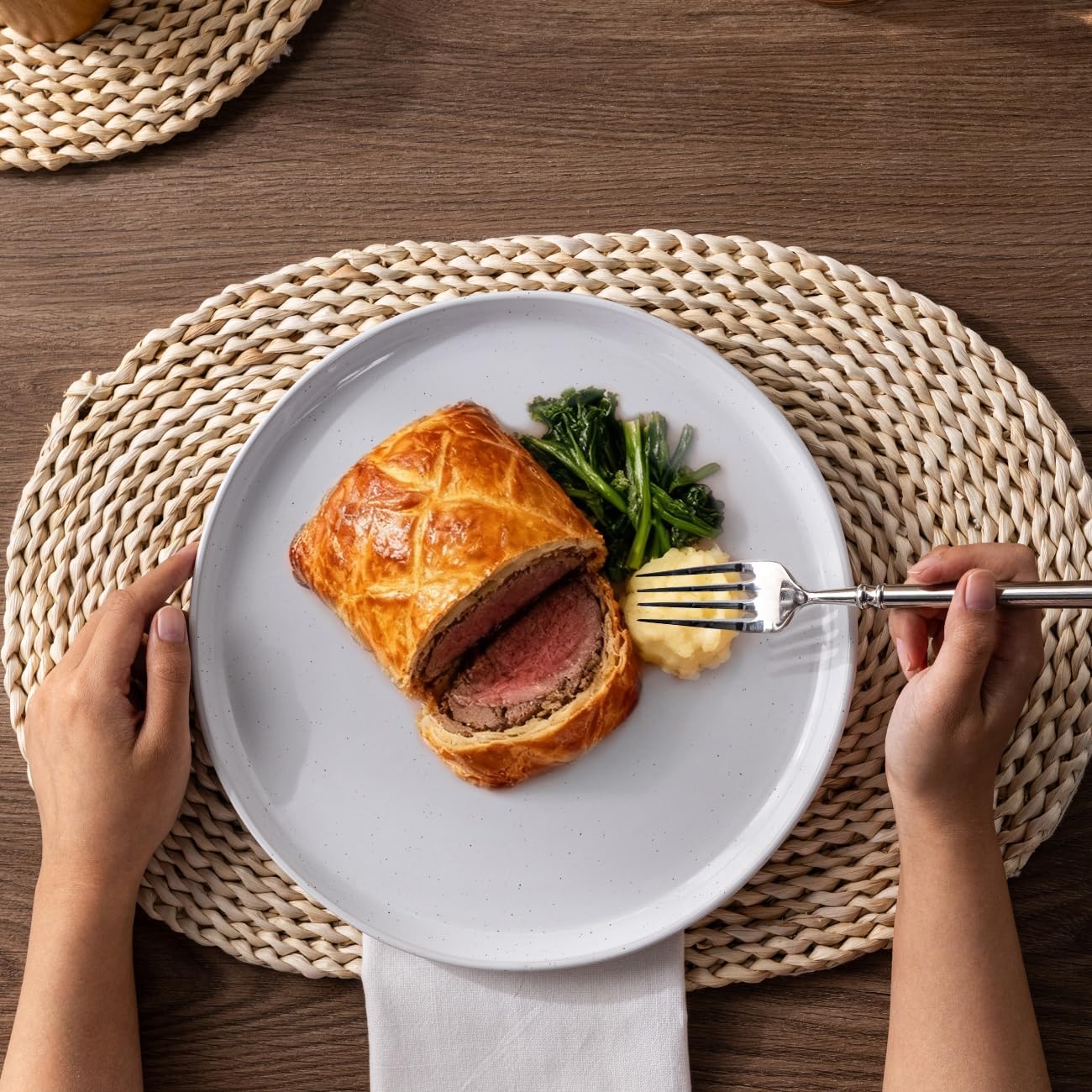 AmorArc stackable dinnerware saves cabinet space and simplifies daily setting.