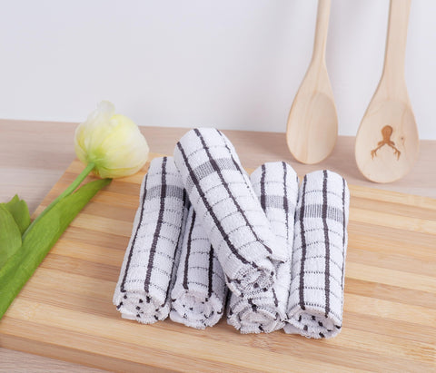 AMOUR INFINI grey dishcloths in a modern kitchen highlighting softness.