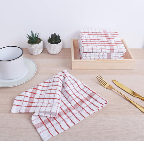 AMOUR INFINI dishcloths wiping countertops during meal preparation.