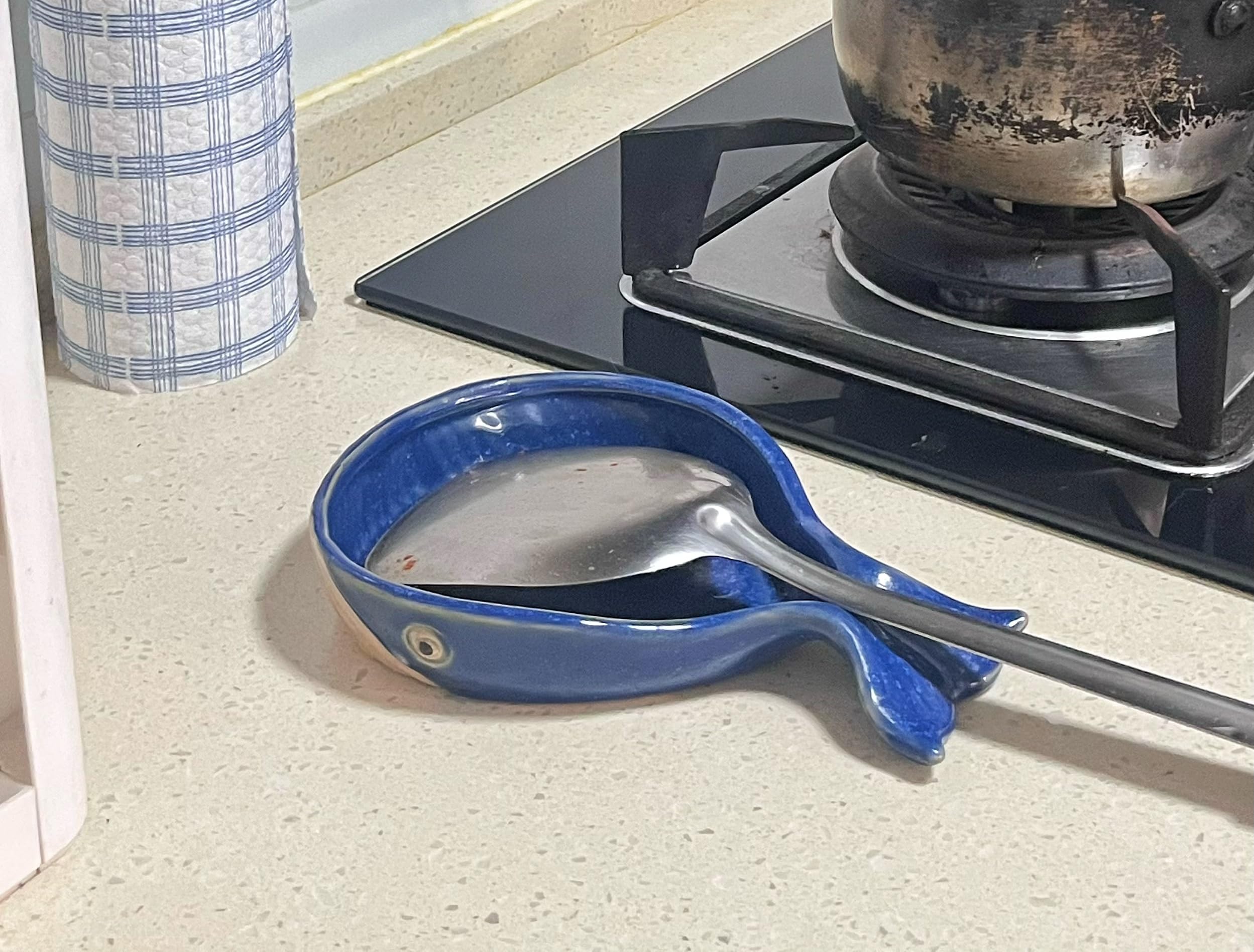 ANLYAWX easy-clean glazed surface on the whale spoon rest simplifies wiping away splashes.