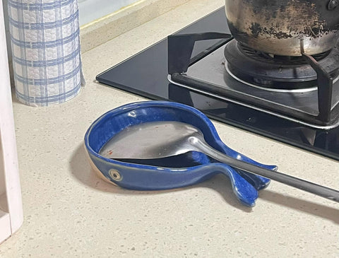 ANLYAWX easy-clean glazed surface on the whale spoon rest simplifies wiping away splashes.