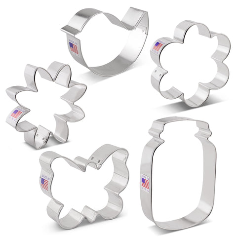 Ann Clark Flower Garden daisy cutter creates cheerful daisy motifs for spring treats.