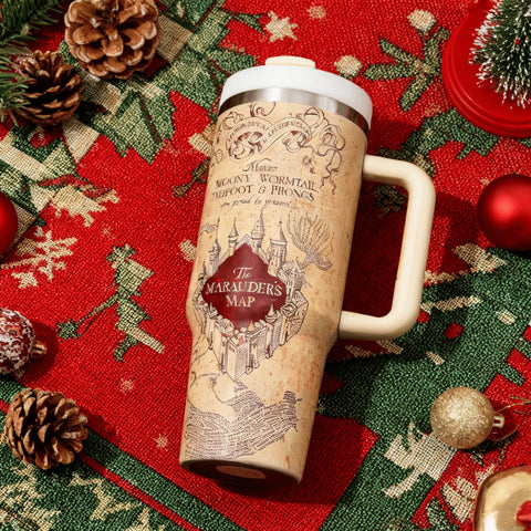 Annshein Wizard Map Tumbler handle demonstrates ergonomic grip for on-the-go hydration.