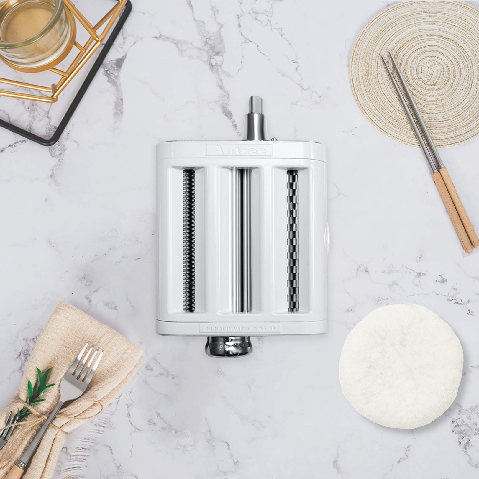 Antree cleaning brush included for easy pasta attachment cleanup.