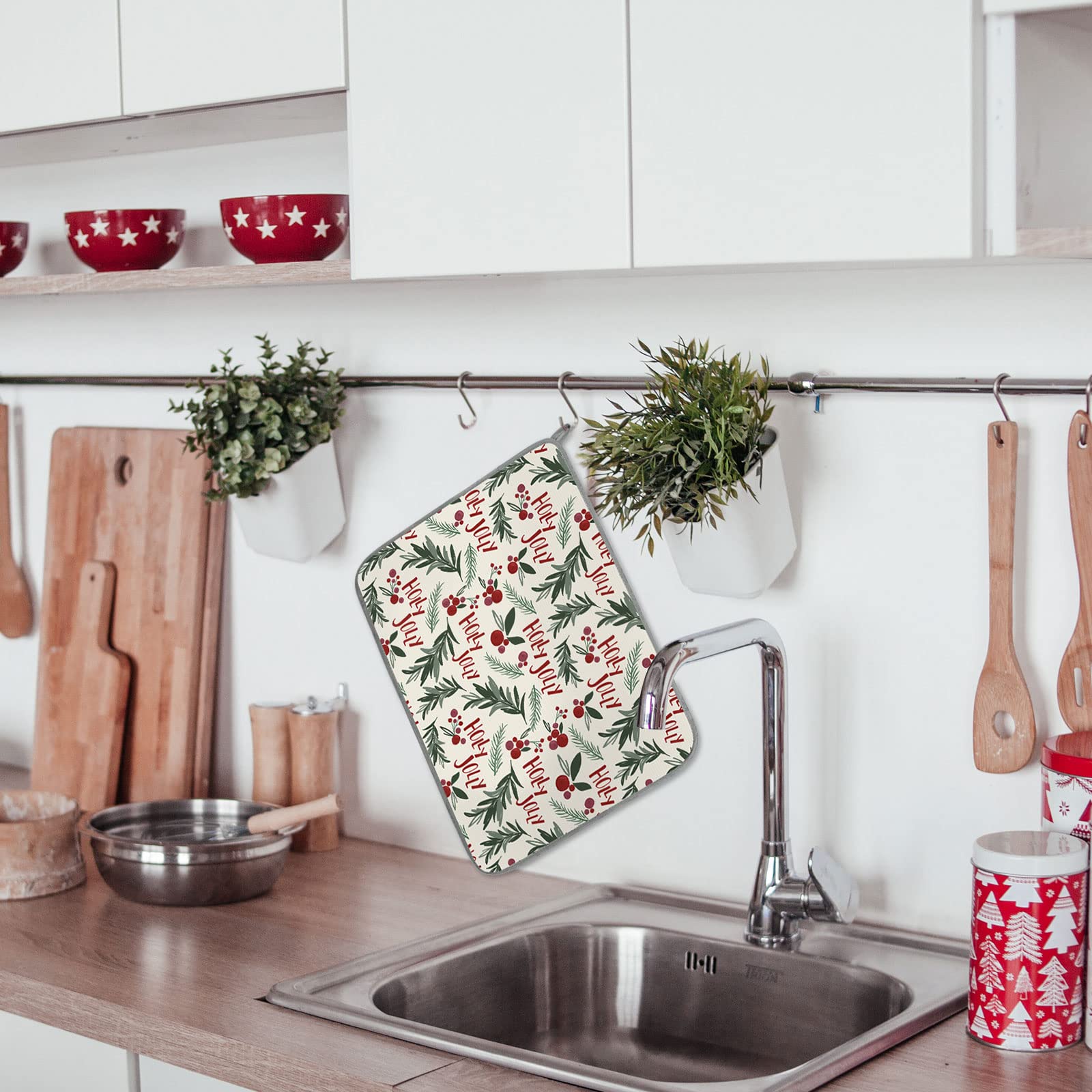 AnyDesign berry-leaves pattern mat adds festive flair and practicality