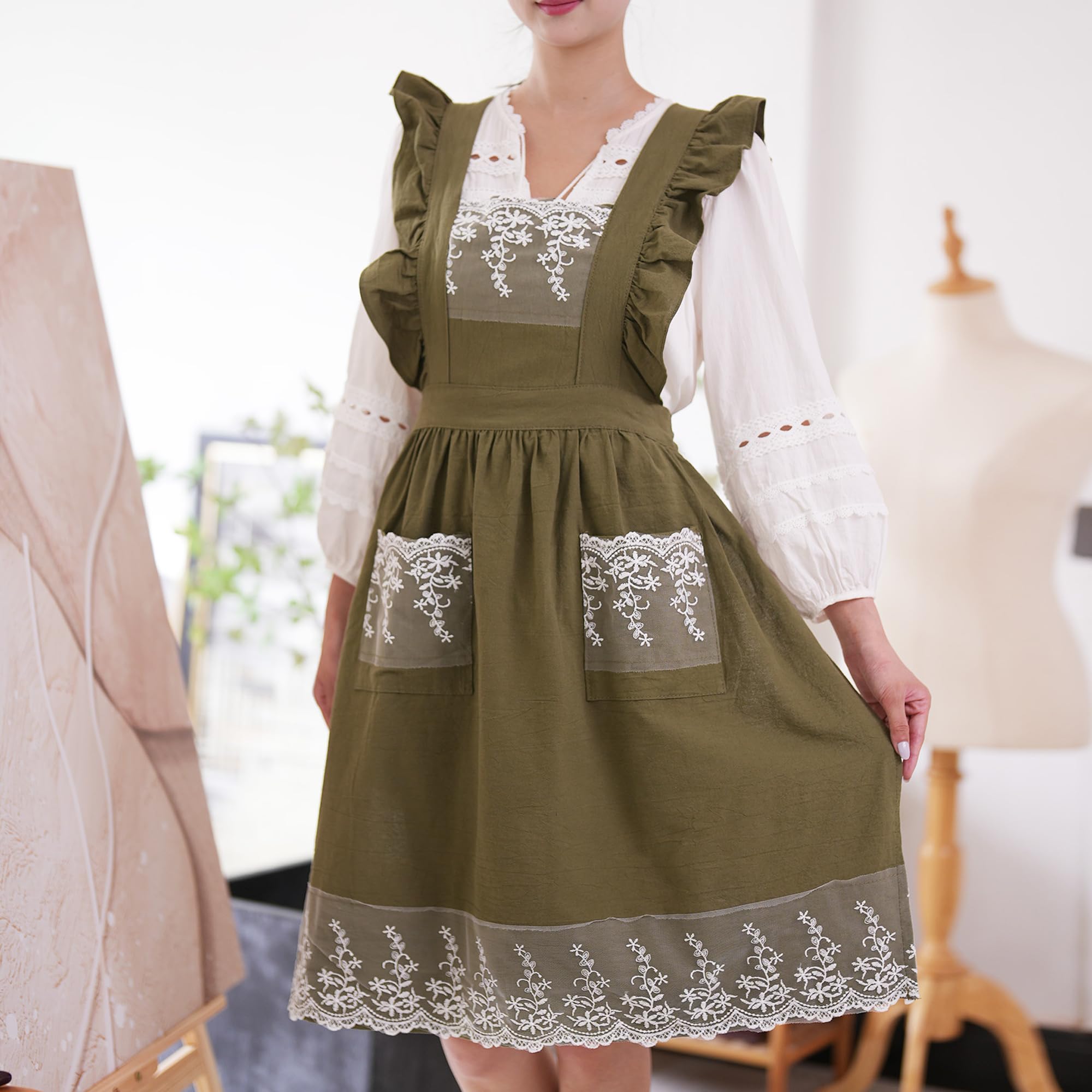 Aoomzoon adjustable one-size apron in army green keeps full-coverage protection.