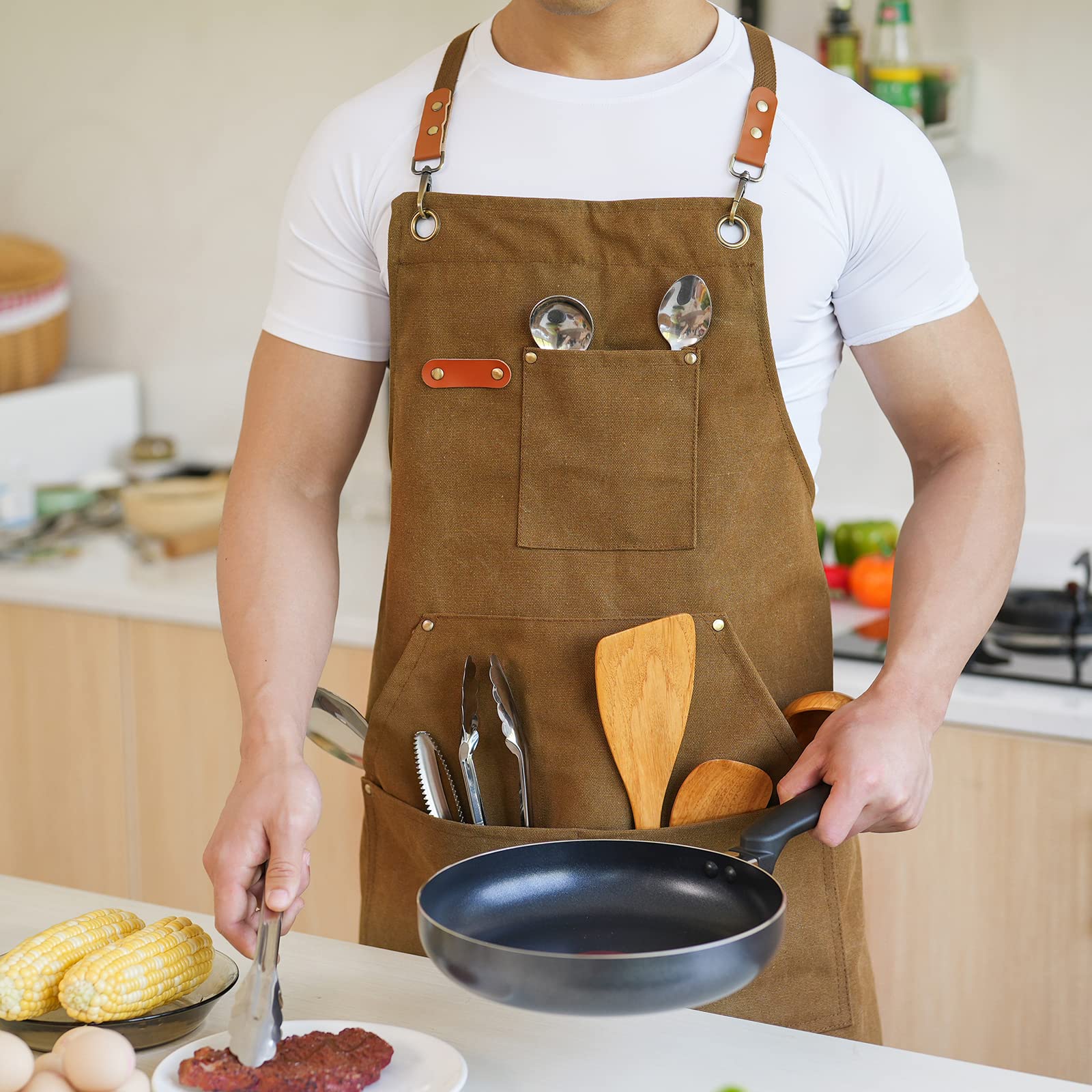 Aoomzoon apron with large front pockets keeps tools within easy reach