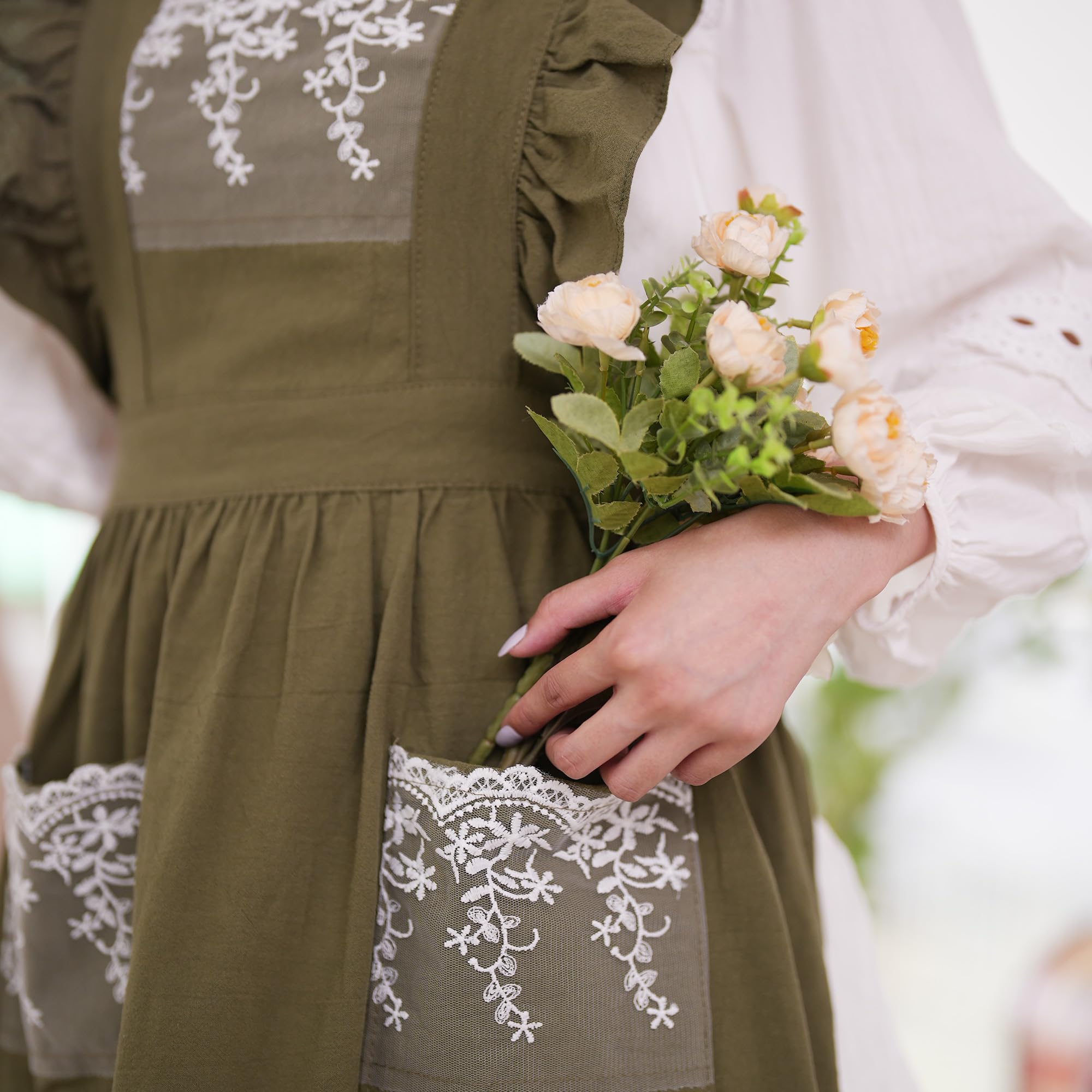 Aoomzoon large-pocket apron ideal for storing phone and tools.