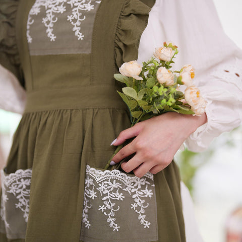 Aoomzoon large-pocket apron ideal for storing phone and tools.