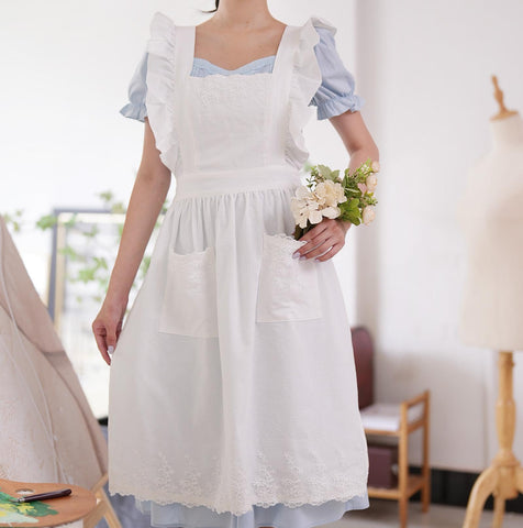 Aoomzoon apron large pockets view highlighting convenient storage during tasks.