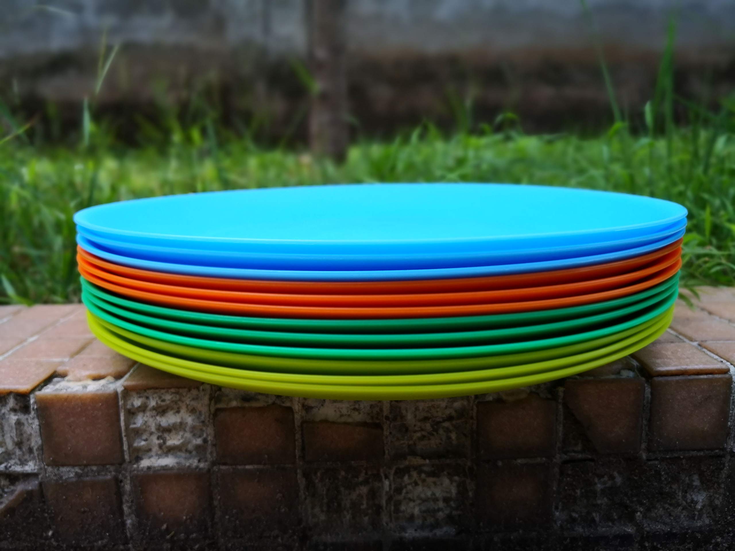 AOYITE plates in outdoor setting for barbecue or travel use.