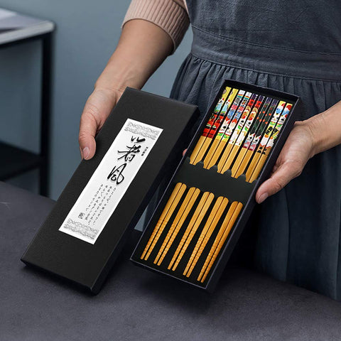 AP ARTSPER cat-themed table decor keeps meals playful and inviting.