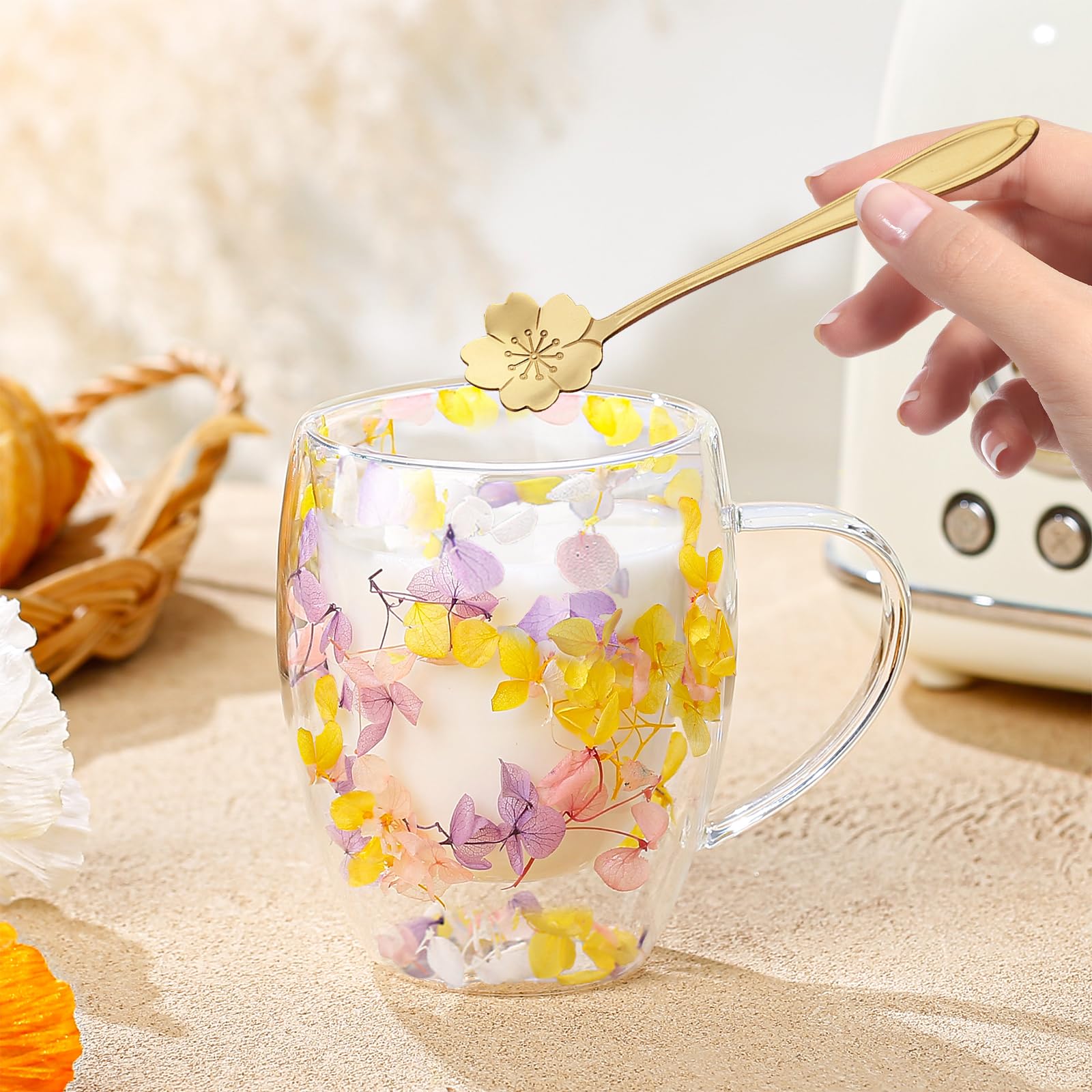 Arefen mug with dried flowers inside adds a decorative touch to tea.