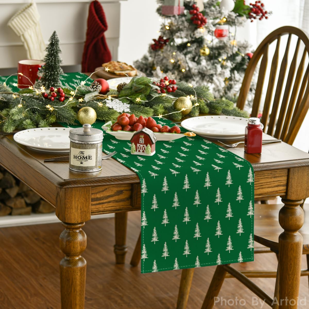 Artoid Mode green table runner enhances festive dining during gatherings