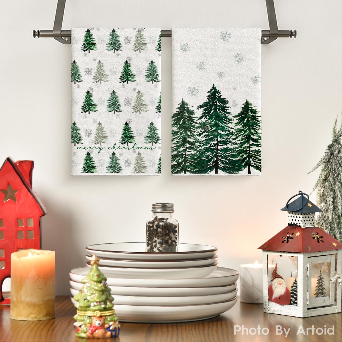 Artoid Mode green snowflakes kitchen towel, highly absorbent for drying dishes.