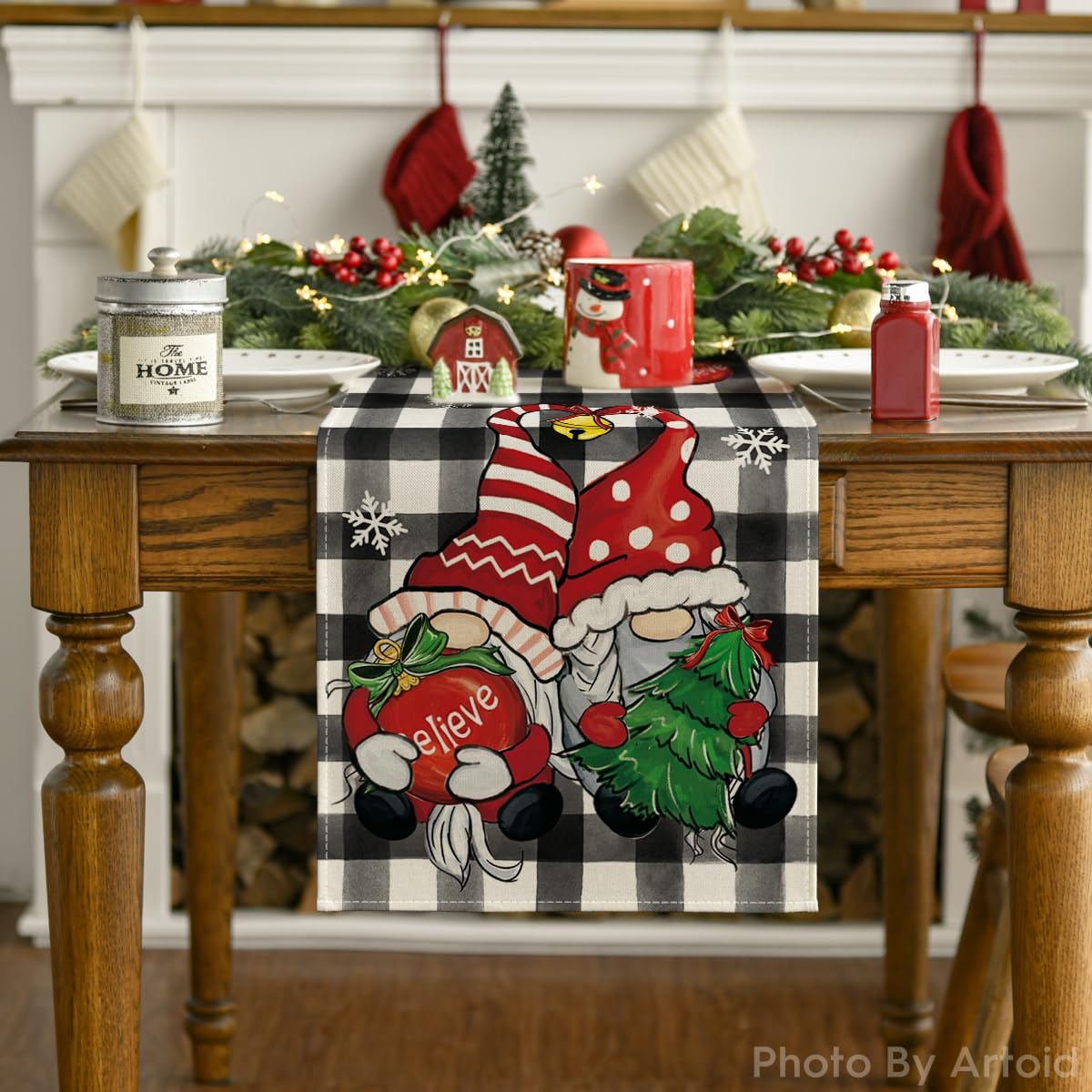 Artoid Mode holiday table decoration idea enhances seasonal ambiance.