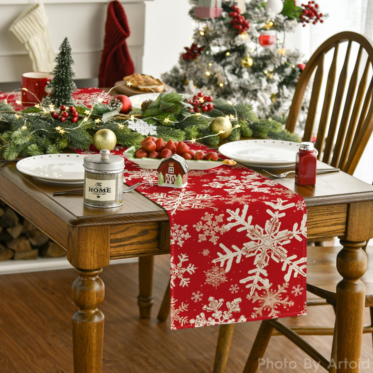 Artoid Mode red snowflakes runner adds seasonal charm for Christmas dinners and celebrations.