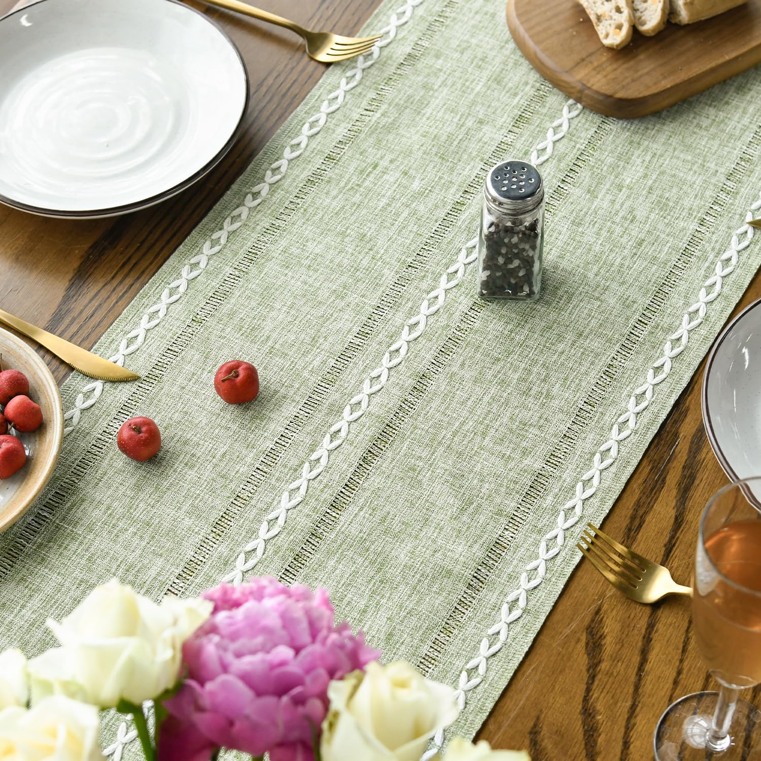 Artoid Mode runner adds festive flair to holiday dining.