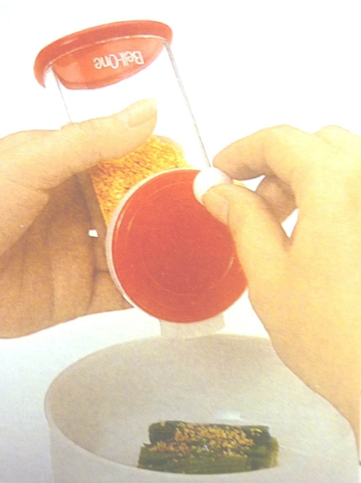 ASVEL plastic sesame grinder includes compact packaging dimensions for easy gifting