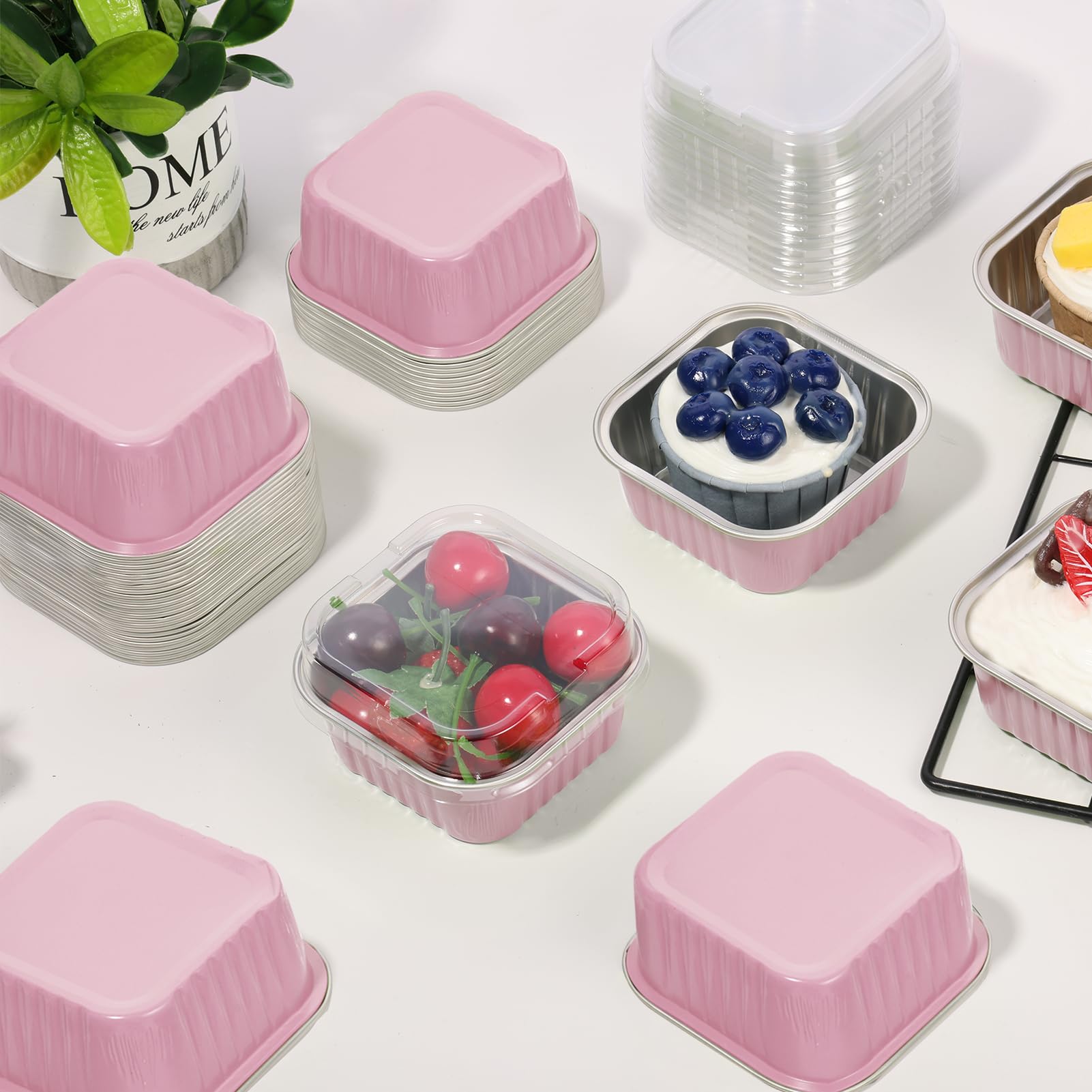 Augoog clear lids keep treats fresh while transported.