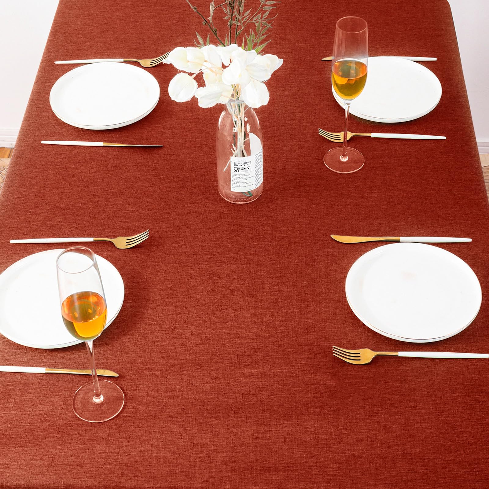 AUSSPVOCT wipeable wrinkle-free tablecloth allows quick reset between courses