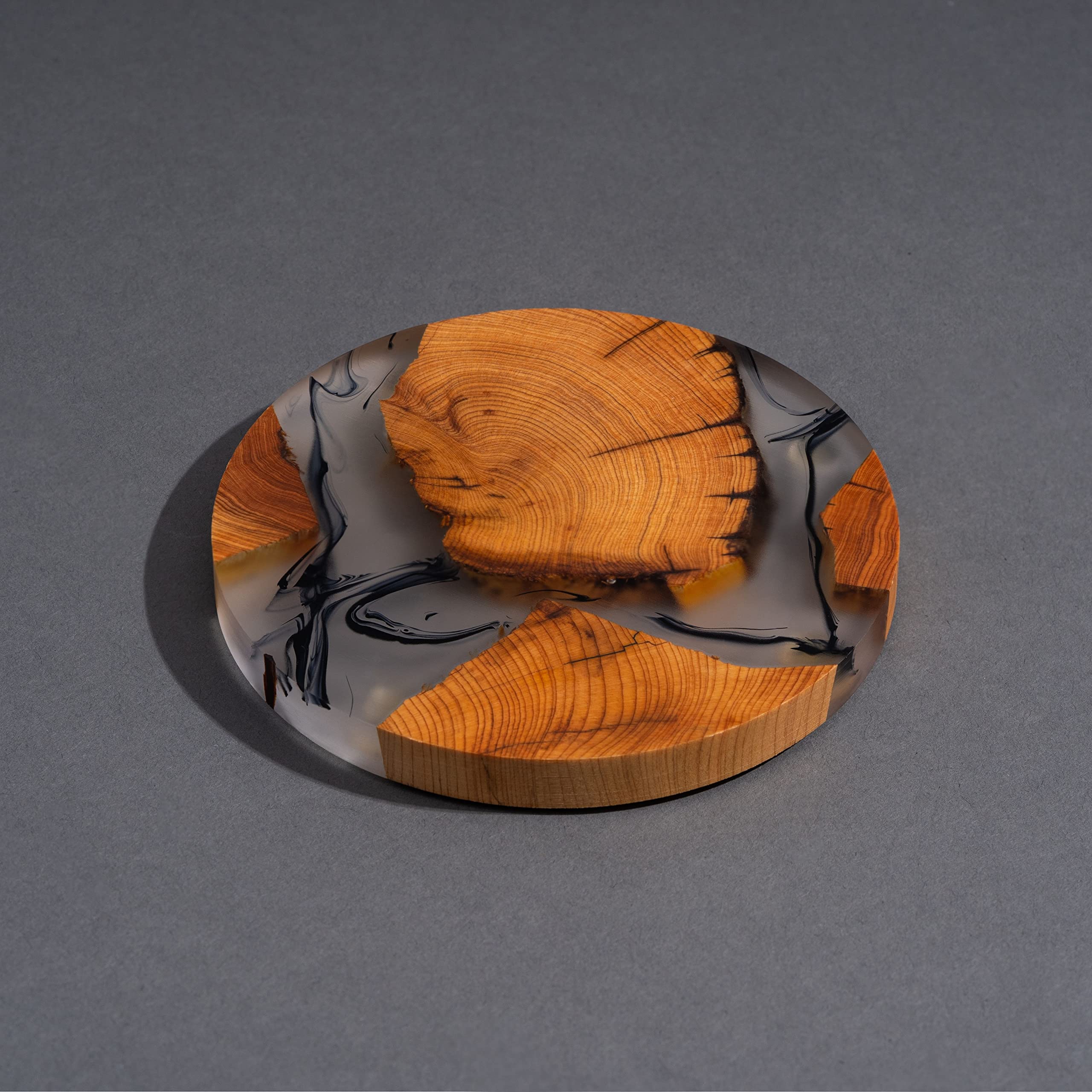AVOCRAFTS black holder with six coasters for organized entertaining.
